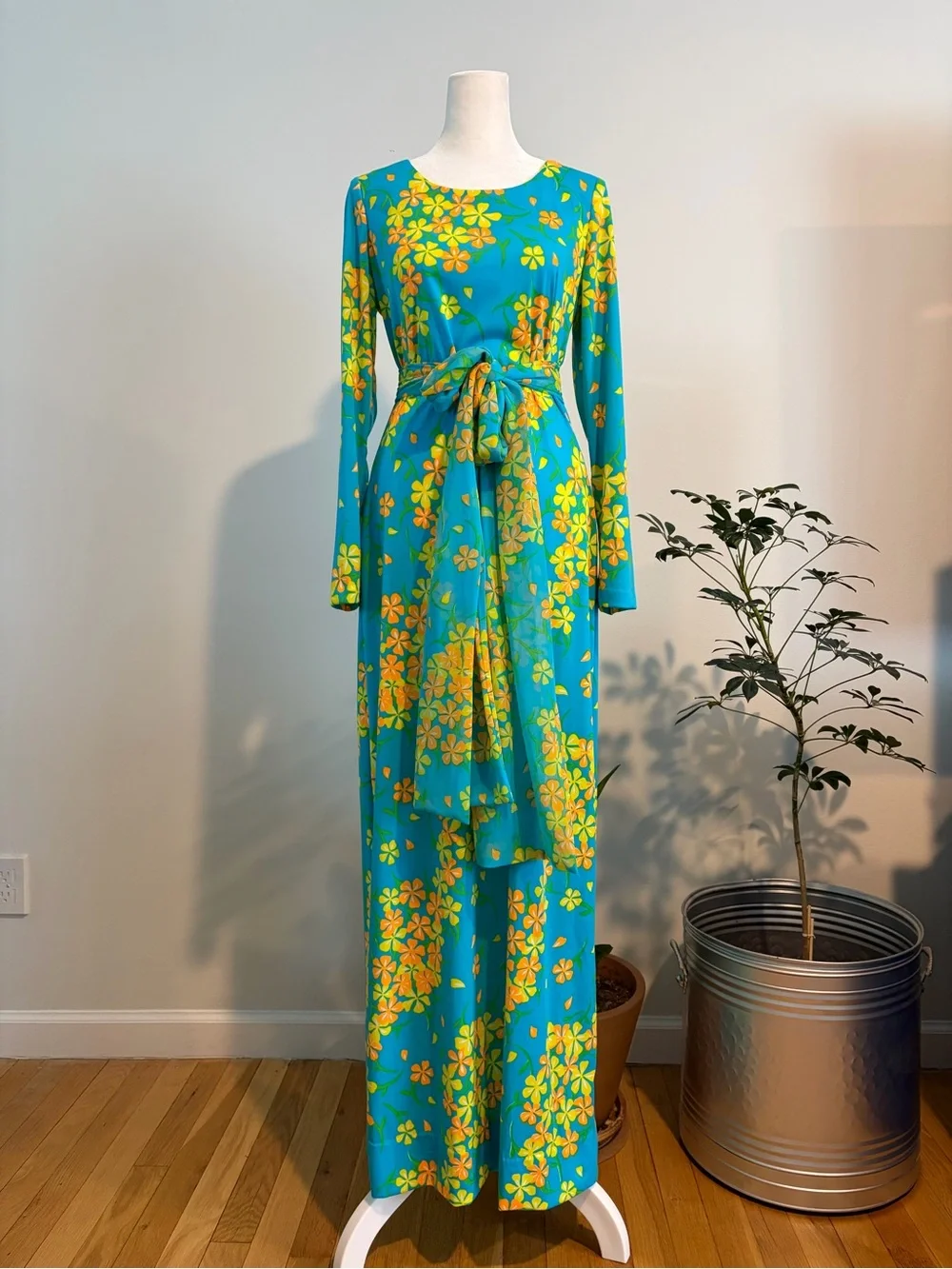 Vintage 70s Vanda Fashions Hawaiian Floral Print Maxi Dress with Scarf/Turban